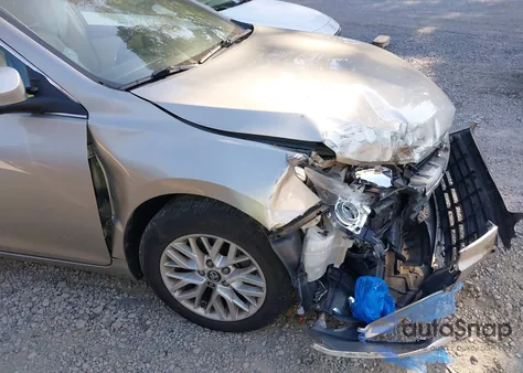 2016 Toyota Camry Le/Xle/Se/Xse z USA, uszkodzony, nr VIN 4T4BF1FK4GR553454